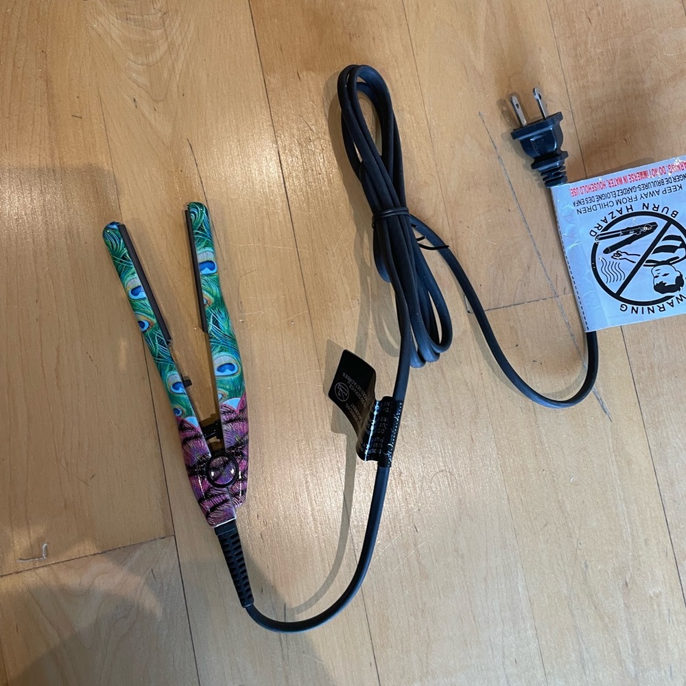 Mini peacock hair straightener